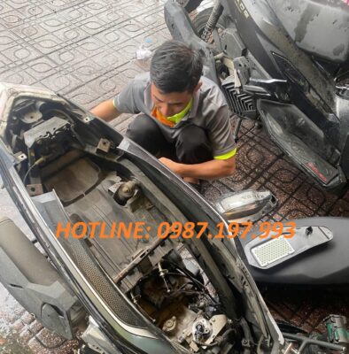 thợ sửa xe máy bình thủy
