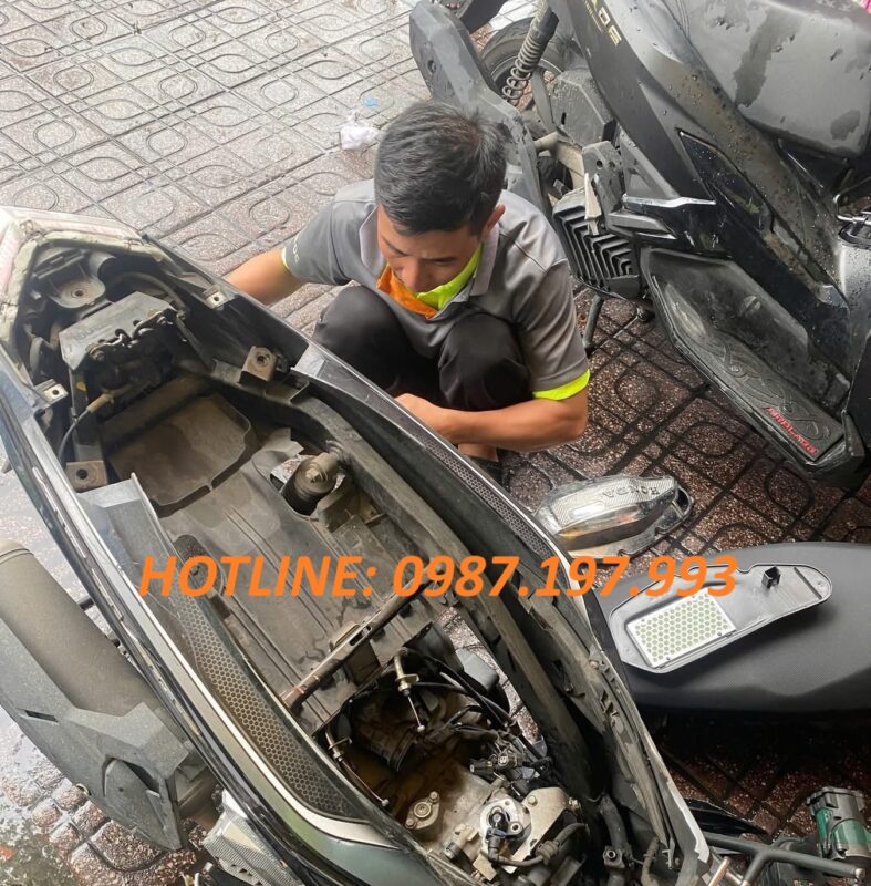 thợ sửa xe máy bình thủy