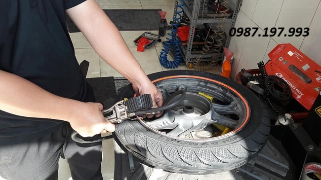 thay ruột xe máy tân uyên vá xe máy lưu động