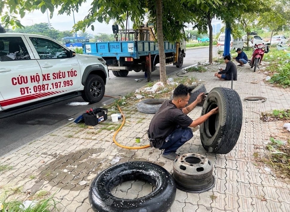 vá vỏ xe ô tô quận 7 tại chỗ