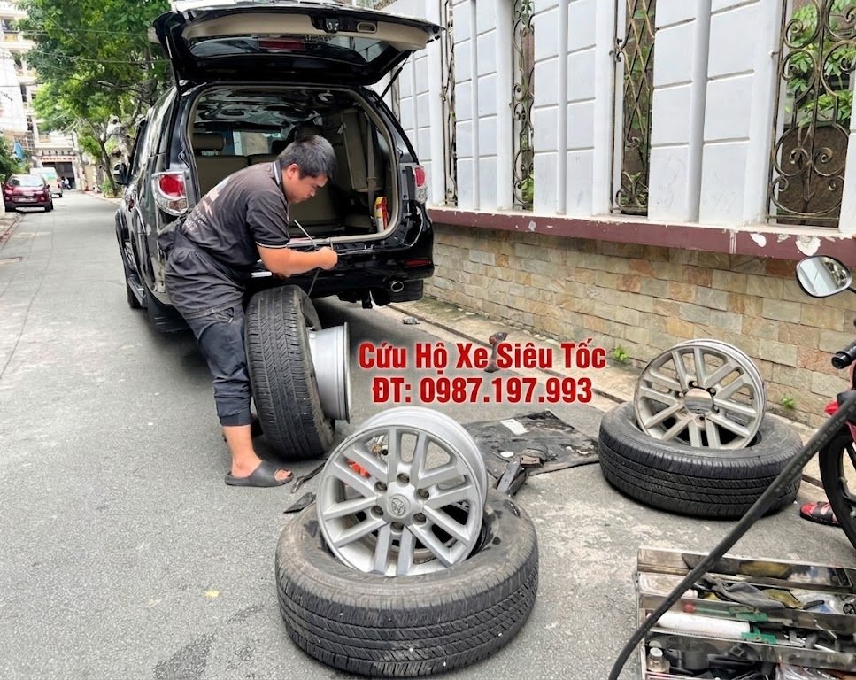 vá vỏ xe ô tô quận 8 tận nơi nhanh chóng