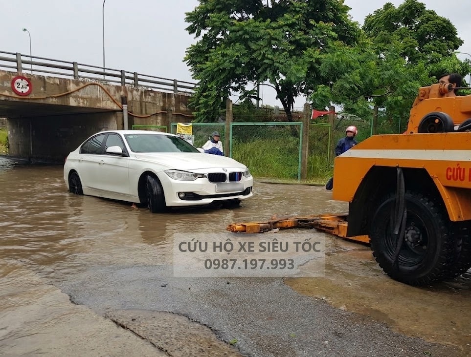 cứu hộ ô tô tắt máy đột ngột trên đường