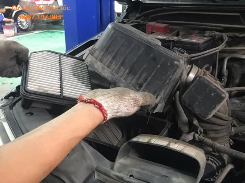 ô tô bị hut ga khi đang di chuyển có nguy hiểm không