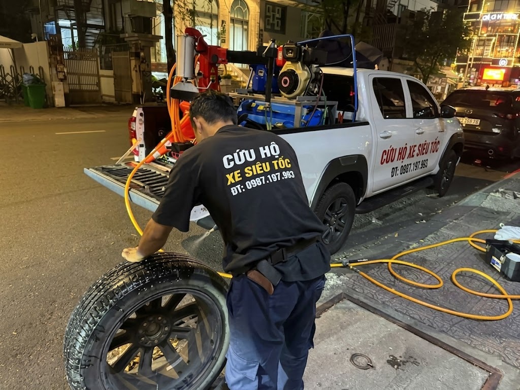 dịch vụ vá ô tô Hà Nội phục vụ xuyên đêm