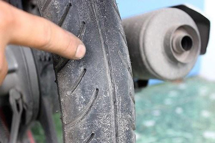 vá xe máy bến cát thay ruột xe máy lưu động