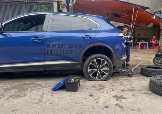 vá vỏ xe ô tô quận 2 phục vụ tận nơi