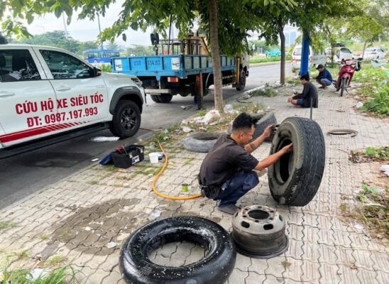 vá vỏ xe ô tô quận 7 tại chỗ