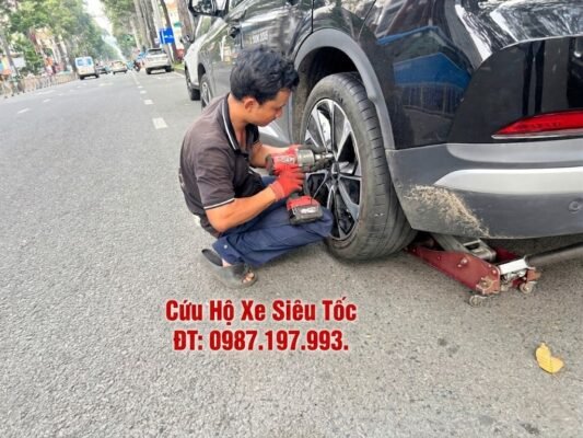 vá vỏ xe ô tô quận 8 lưu động giá rẻ